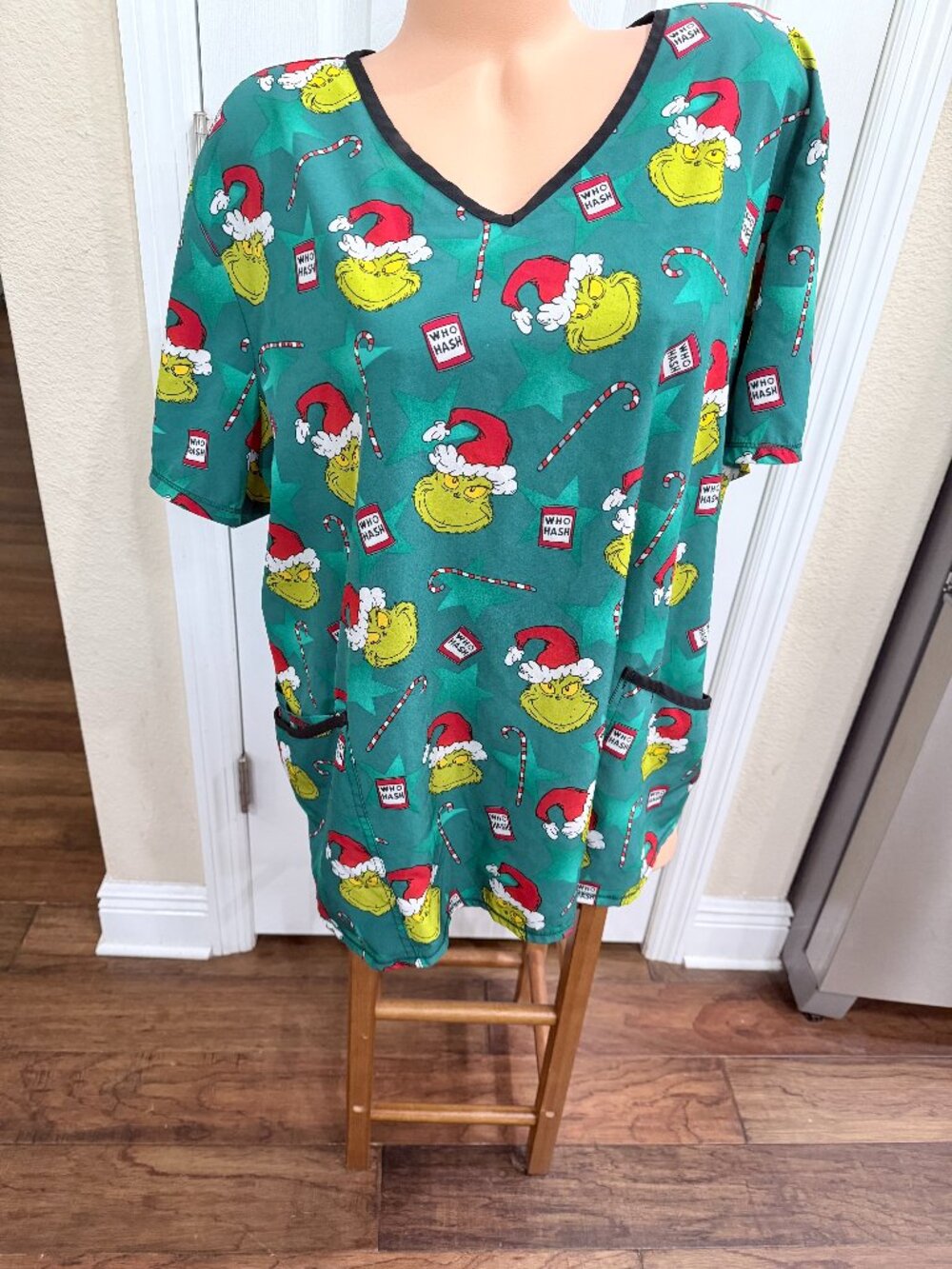 Dr Seuss Grinch Christmas Scrub Top 3XL Green Stretch Candy Cane